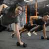 gente durante l'allenamento in palestra, esercizio con manubri